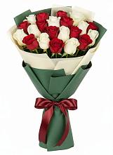 Букет Микс из красных и белых роз в Волочаевке-2