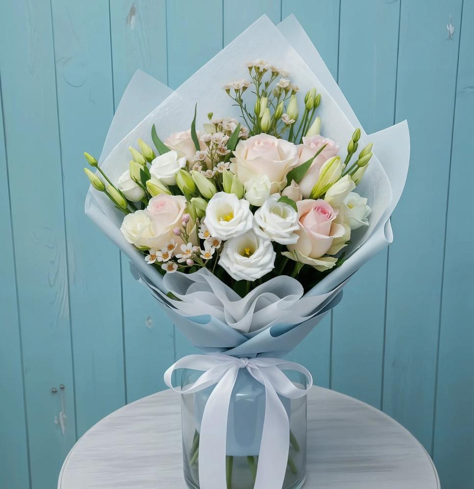 Букет цветов из: Розы и Лизиантусы в Волочаевке-2