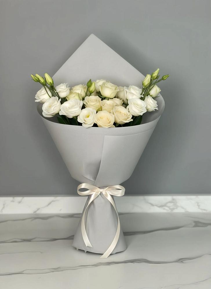 Букет цветов из: Розы и Лизиантусы в Волочаевке-2