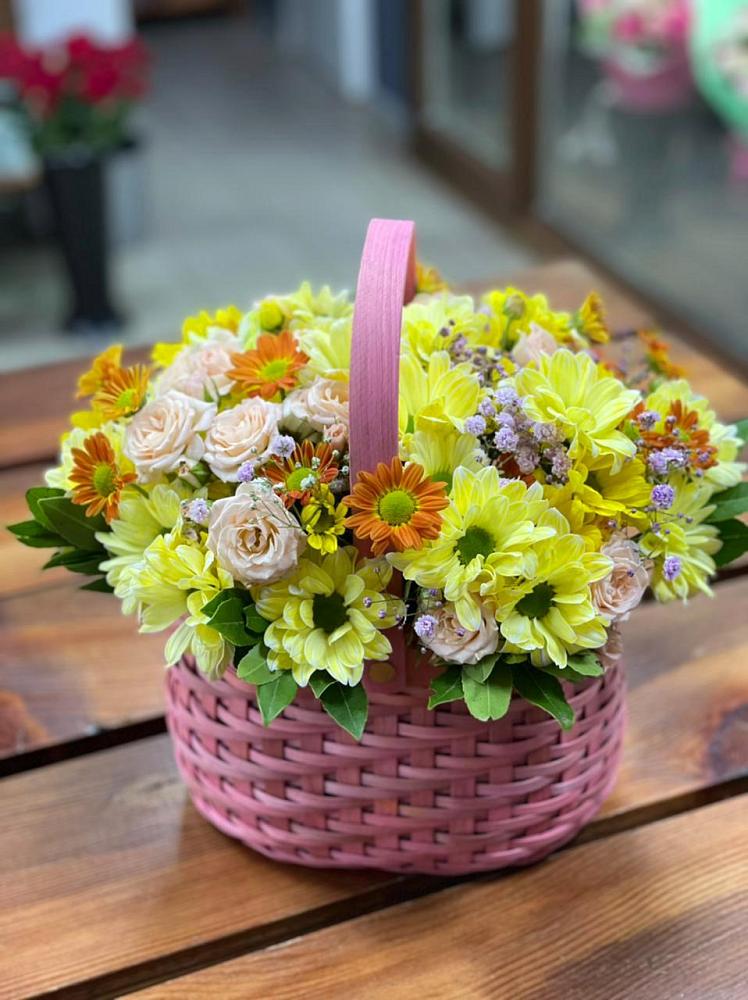 Цветочная композиция из Хризантемы и Розы в корзине в Волочаевке-2