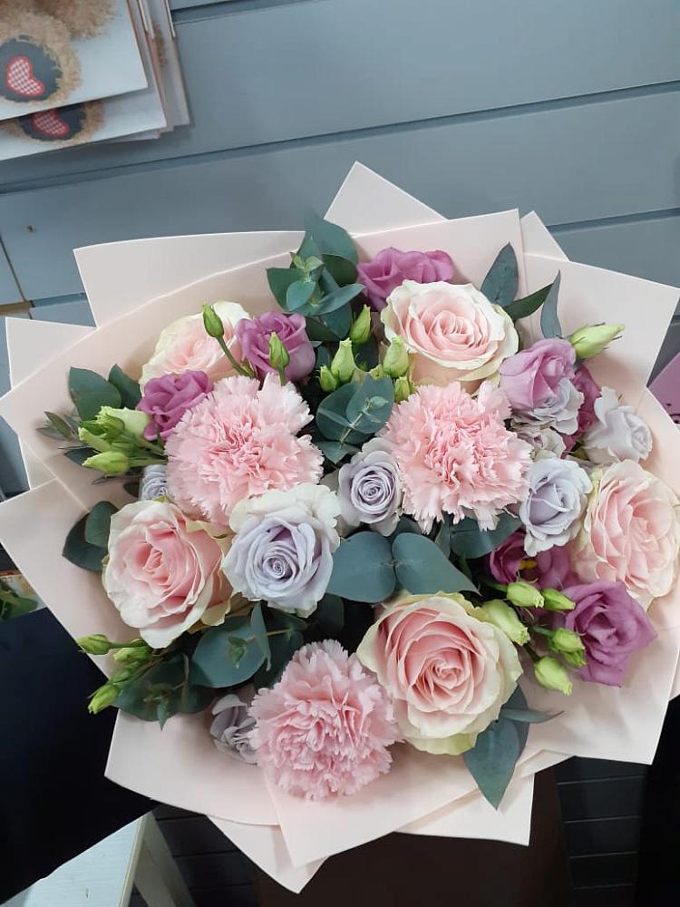 Букет цветов из: Розы, Гвоздики и Лизиантусы в Волочаевке-2