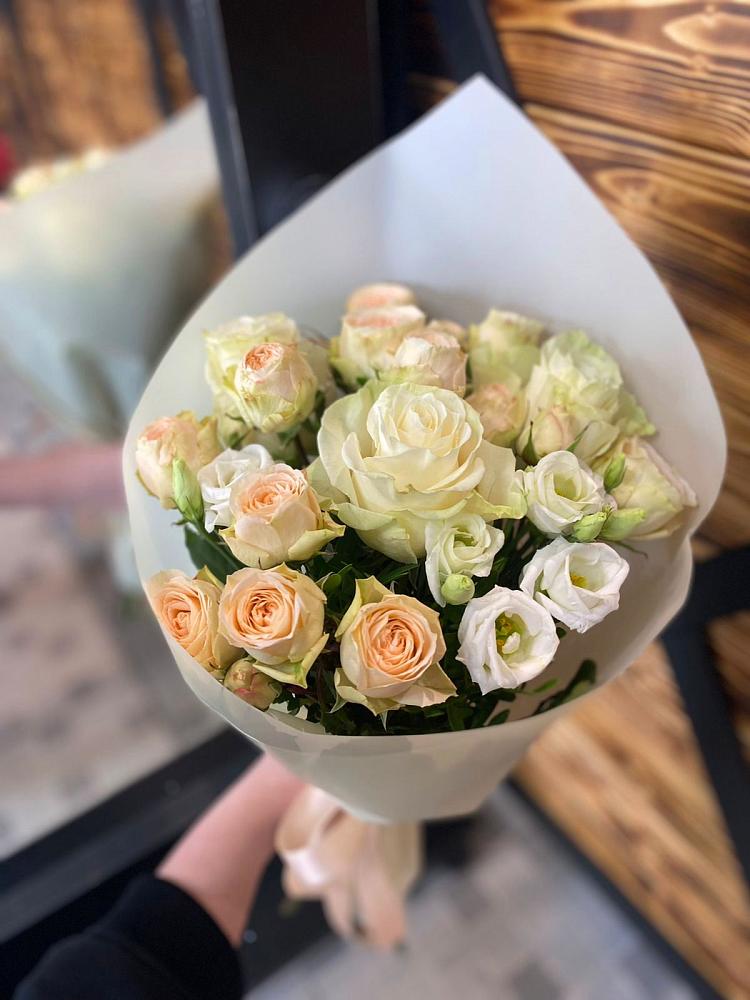 Букет цветов из: Розы и Лизиантусы в Волочаевке-2